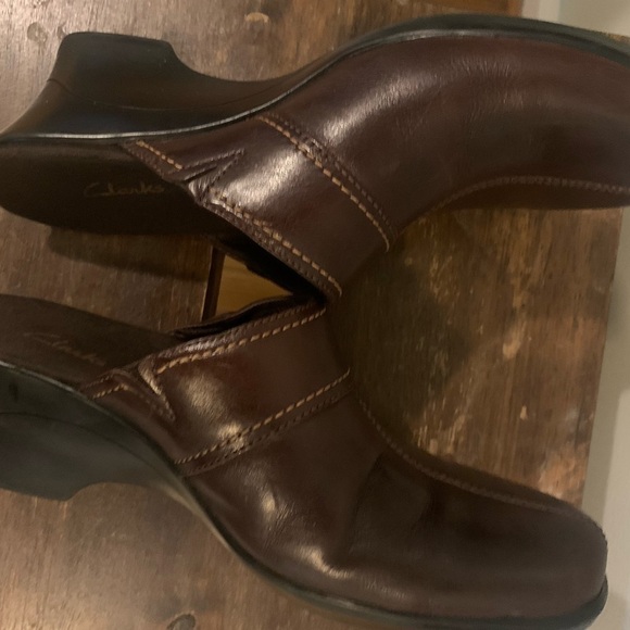 Clarks brown leather classic mules, size 6 - Picture 2 of 7